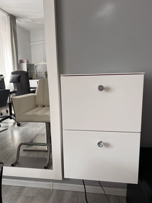 Scaun coafor+ oglinga si corp mobilier