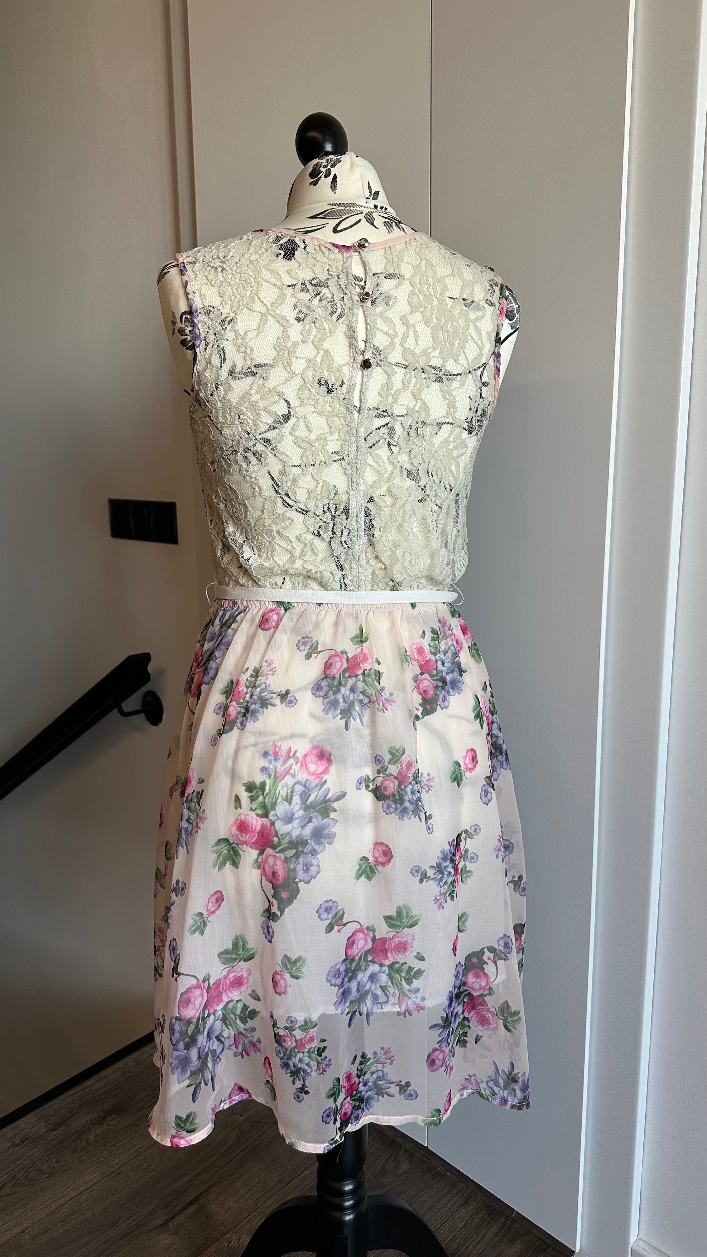 Rochie înflorată cu spate din dantela / S / Preț inițial 50€ = 250 lei