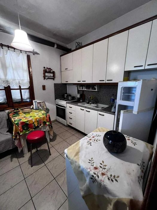 Къща с голям двор и възможност за строеж - Аспровалта