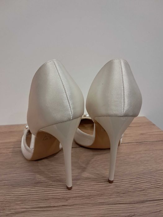 Дамски бели обувки