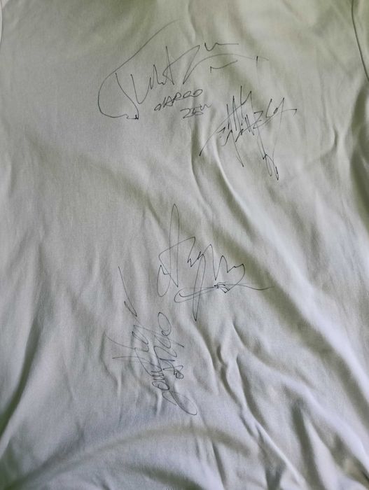 Tricou cu autografe CARGO