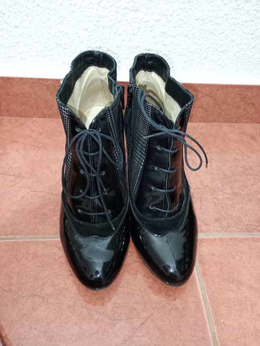 Ghete dama din piele in stare foarte buna