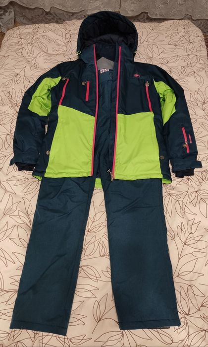 Продам женский зимний костюм.