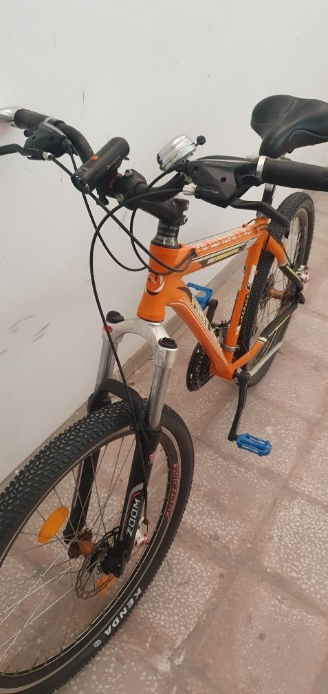 Bicicleta este servisata ..are multe componente noi .