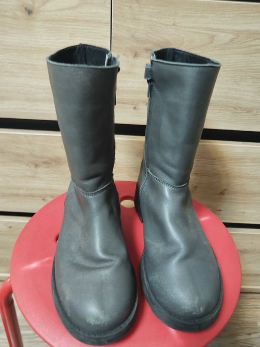 Детски кожени ботуши.