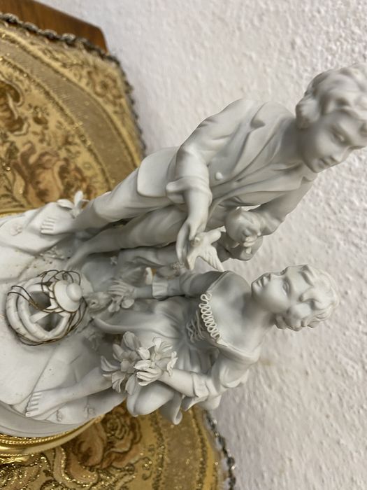 Италианска фигура от бисквитен порцелан