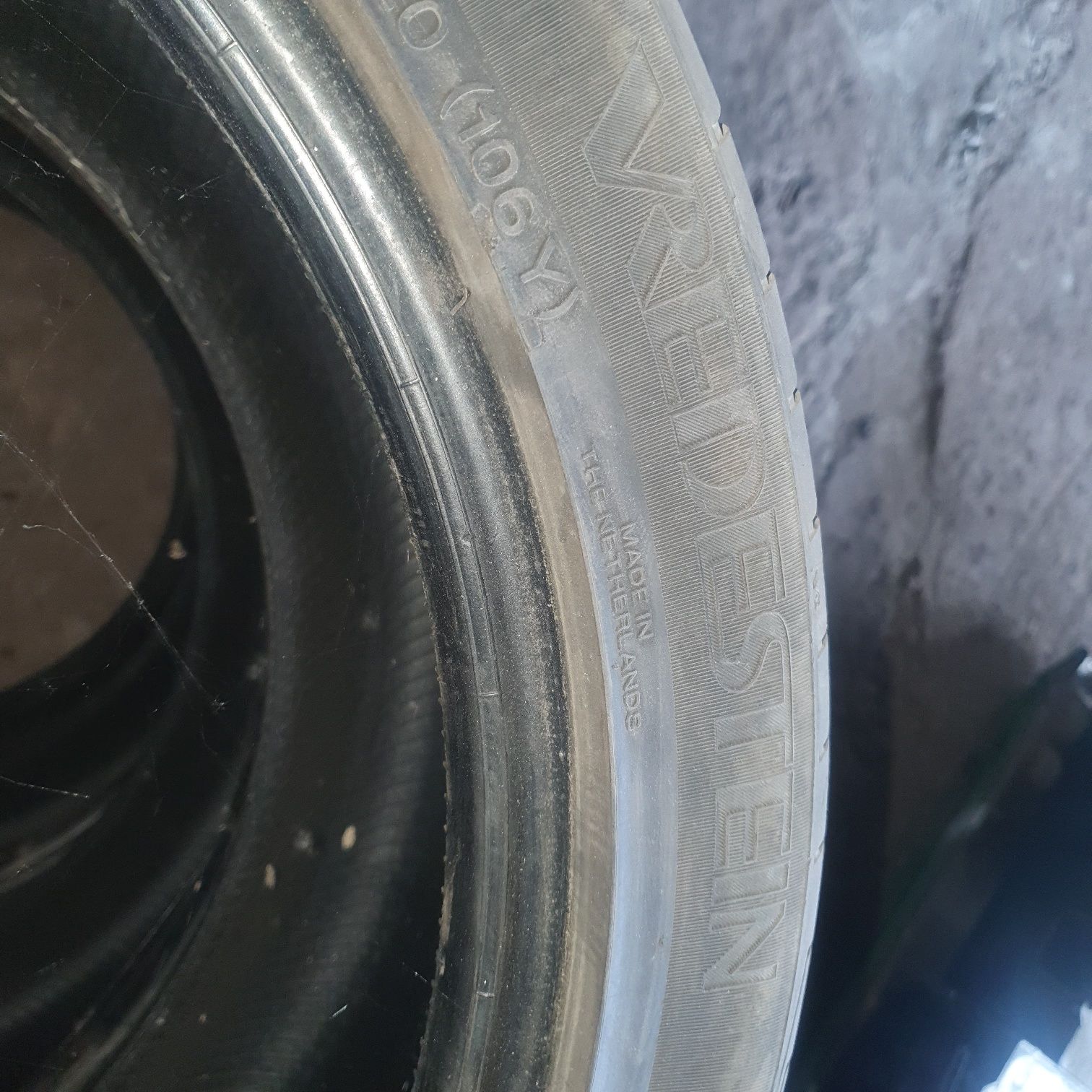 275/40R20 Vredestein