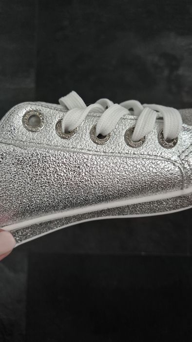 Чисто нови спортни обувки