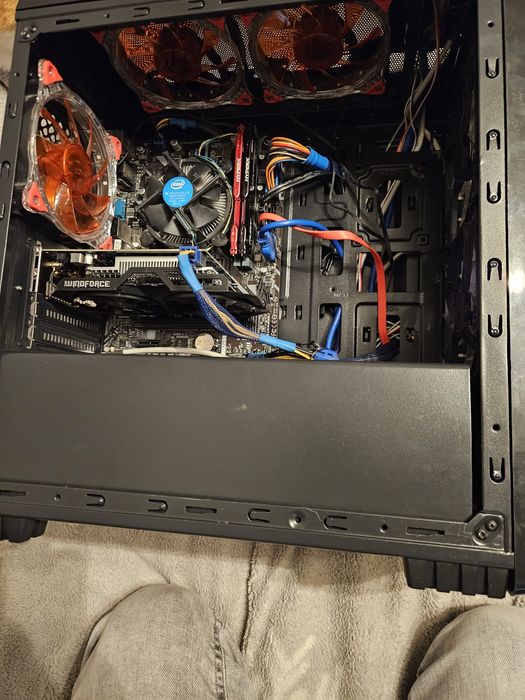 Vând pc ddr4 i3 8100 rgb