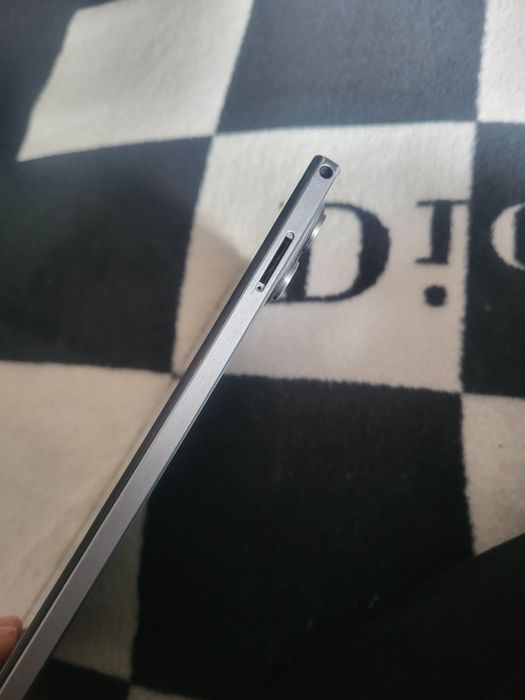 Продаю планшет не рабочи