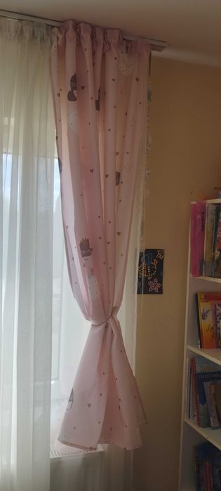Vând 2 buc draperie camera copil 140 cm lățime gata incretita.