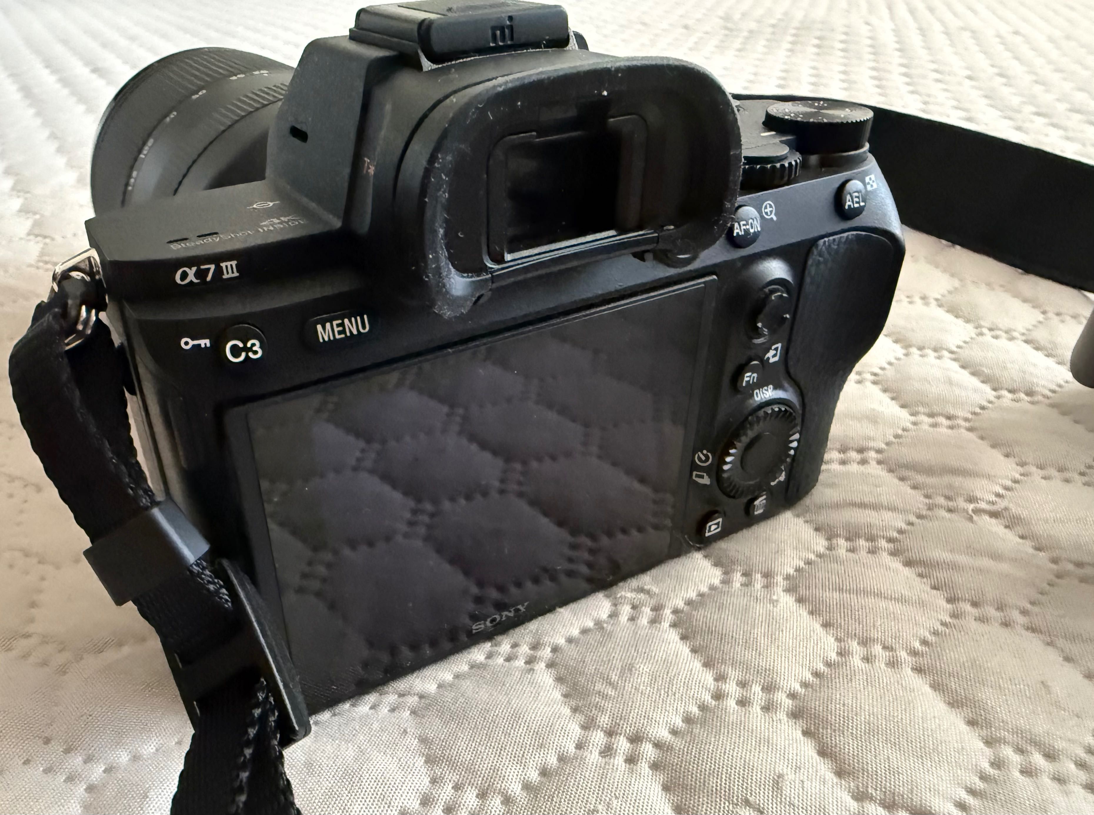 Продавам безогледален пълноформатен фотоапарат Sony - Alpha A7 III
