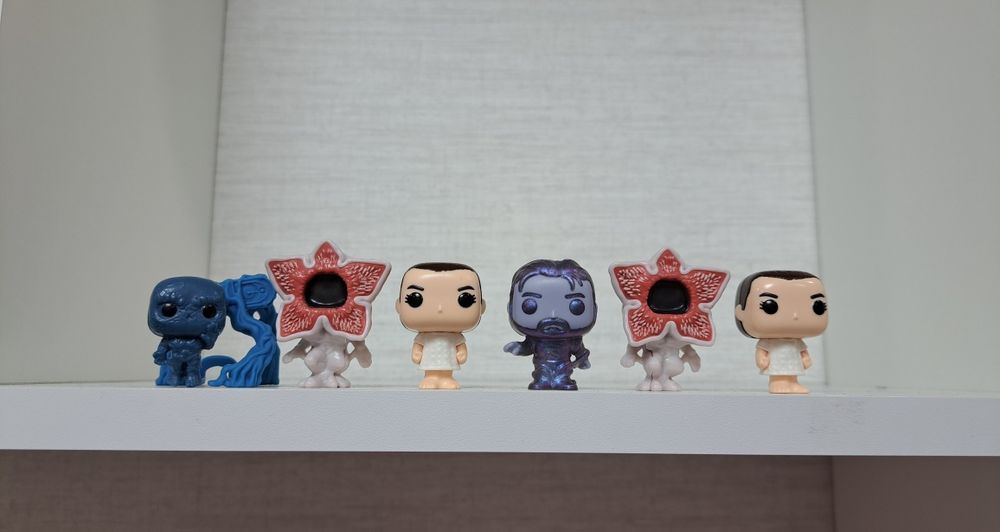 Продаю фигурки очень странные дела