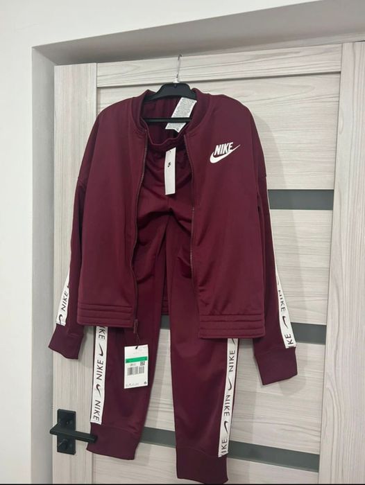 Vând trening Nike pentru fete 156-166 cm ,XL nou  cu eticheta .