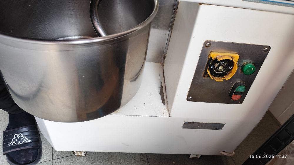 Тестомесачка,с трифазен ток,25 л
Работи без проблемно