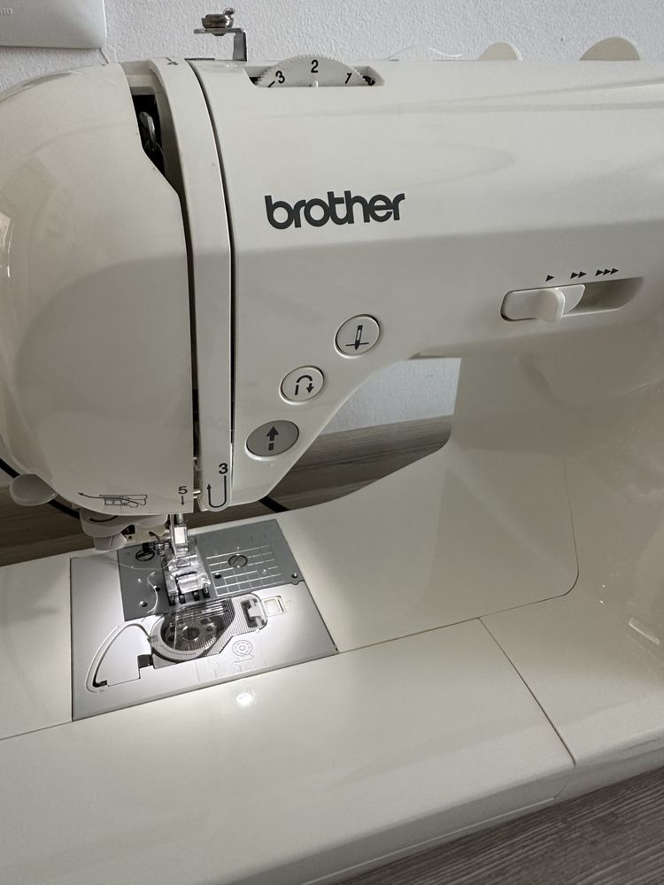 Masina de cusust computerizata Brother NV35