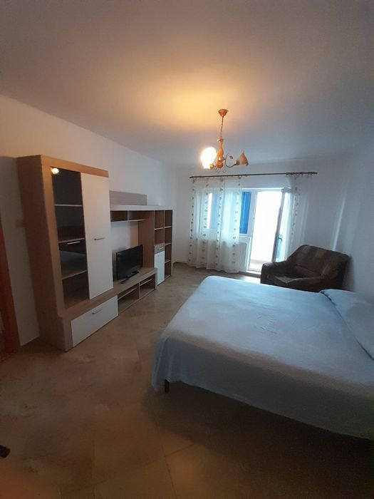 Închiriez apartament cu 2 camere zona centală