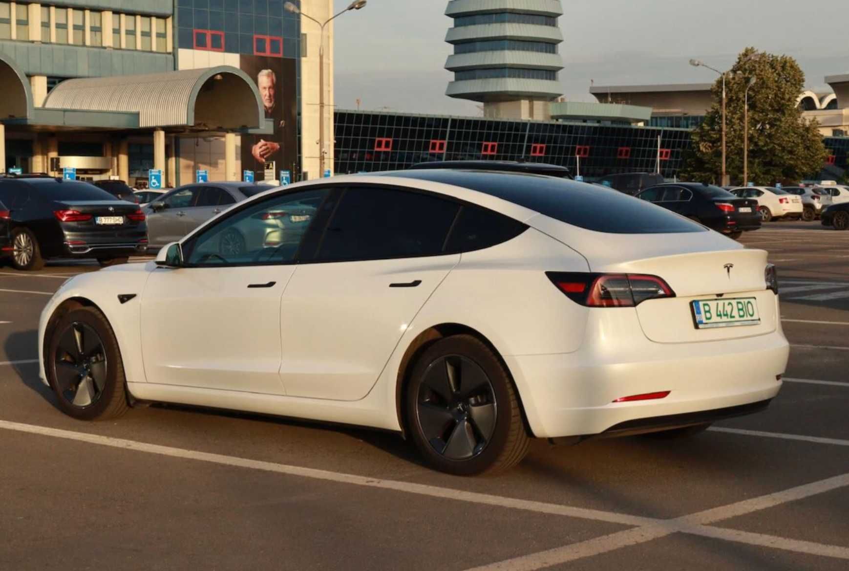 Inchirieri auto Tesla