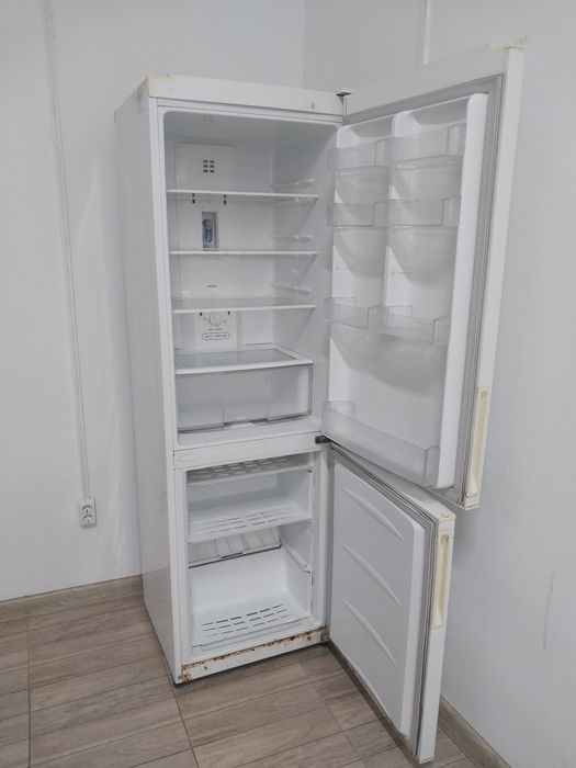 Холодильник LG в хорошем состоянии