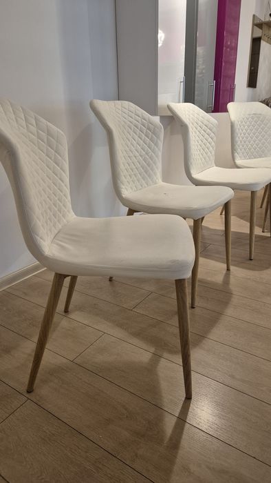 Set scaune albe cu picioare imitatie lemn-stejar