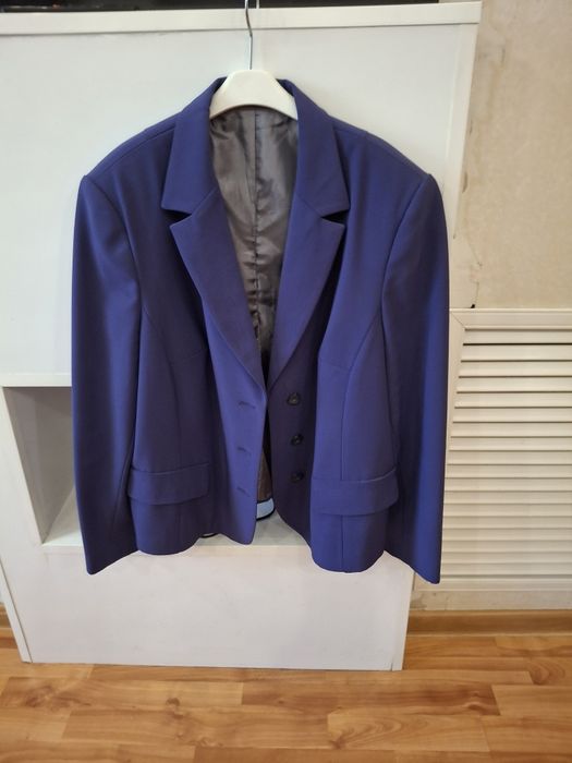 Продам пиджак фиолетового цвета б/ у в очень хорошем состоянии.