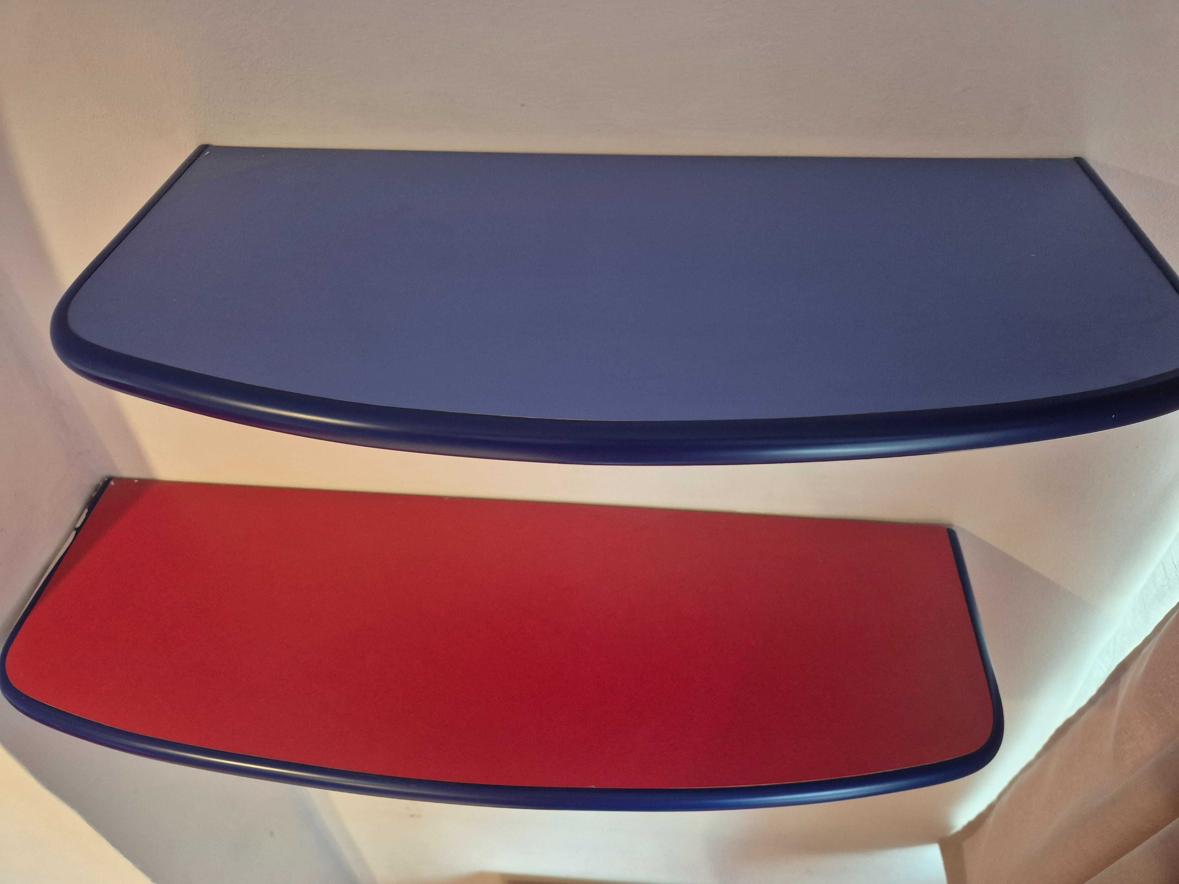 Set dressing, rafturi suspendate cu usi, masa de calculator, comoda tv