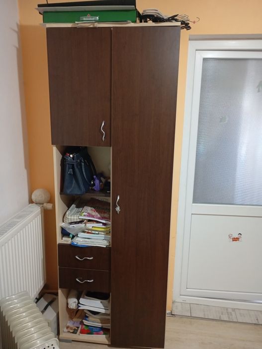 Vând pat de o persoană și două corpuri de mobilier