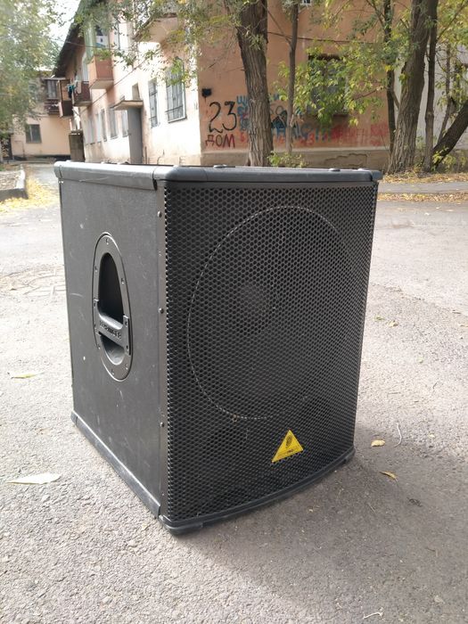 Сабвуфер Behringer