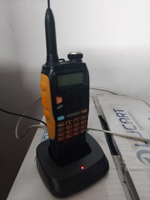 Statie Baofeng GT-3TP + Baterie extinsa + Statie de incarcare.