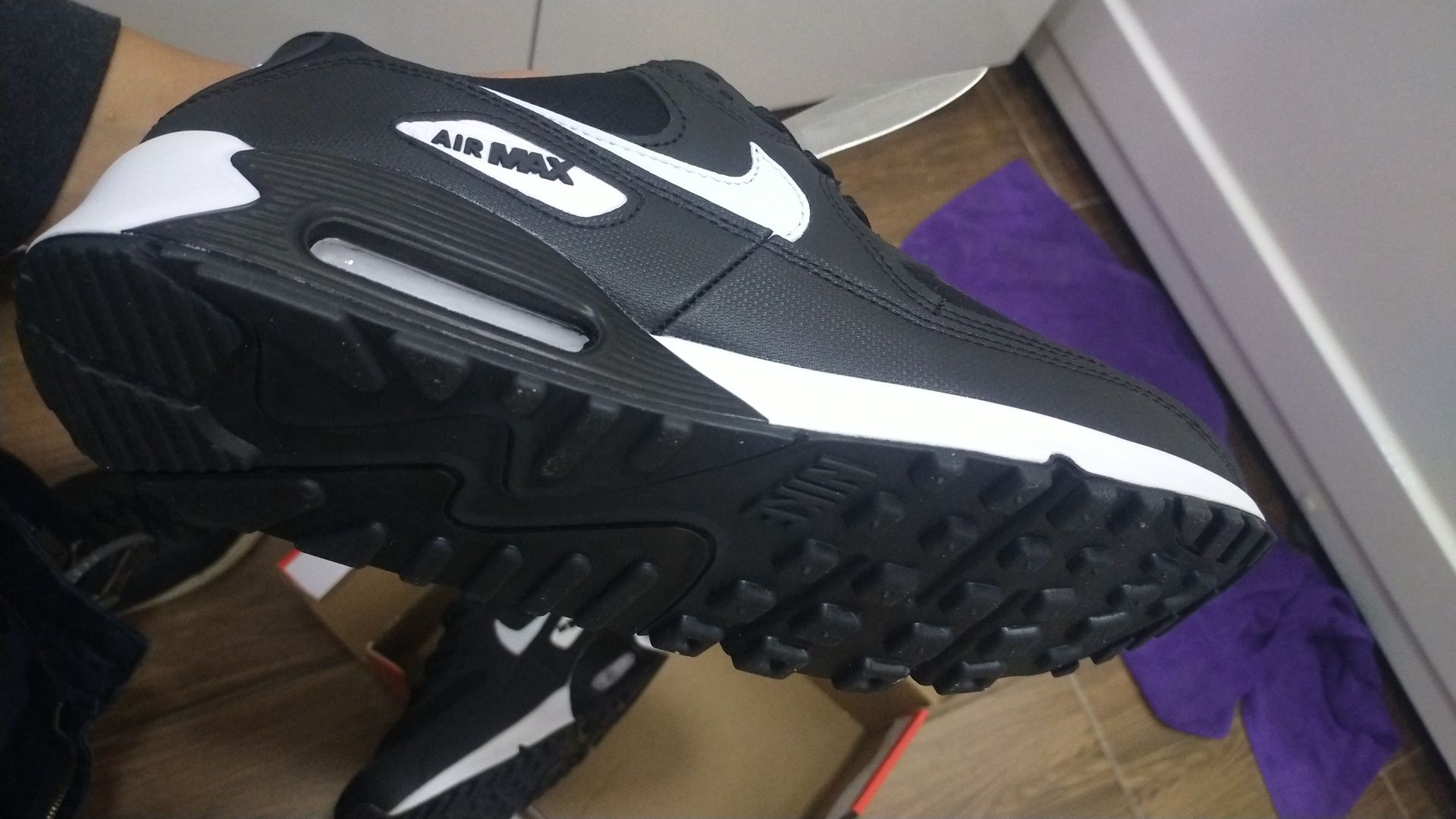 Кроссовки Nike Air Max 90 в черном цвете.