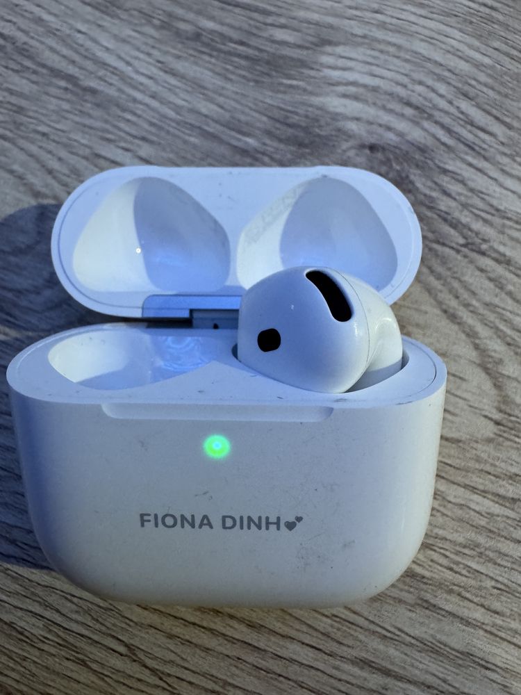Carcasă de încărcare  Apple AirPods 4rd Gen cu casca dreapta