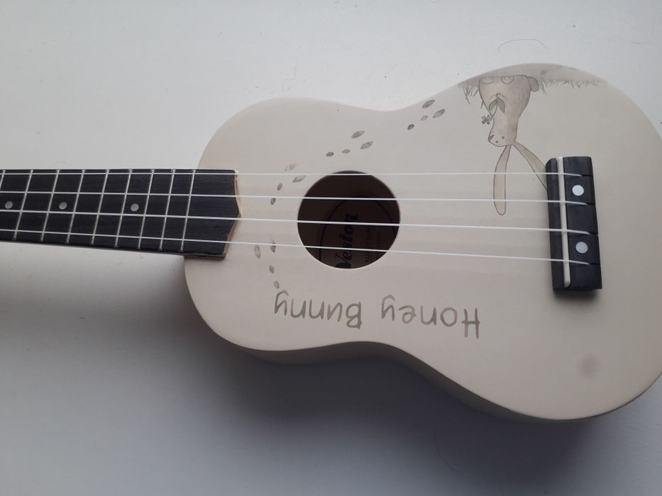 Продам Окулеле почти новая