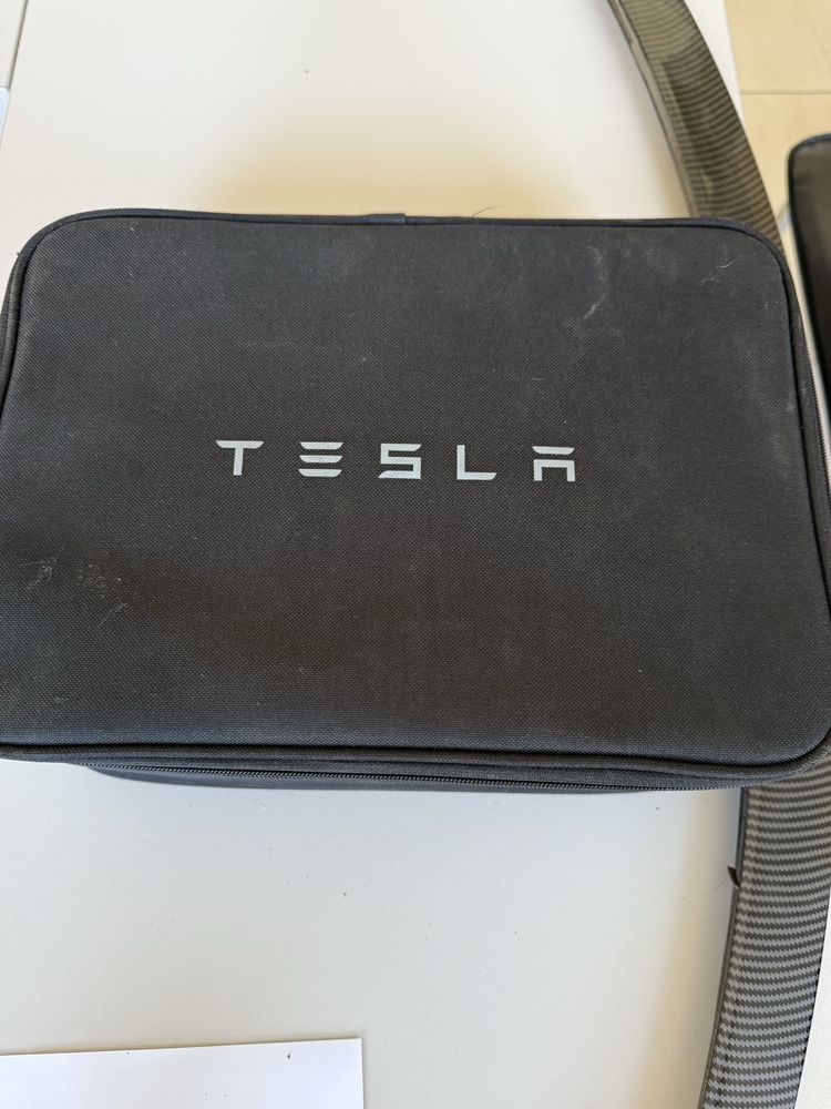 Теглич за Tesla 3