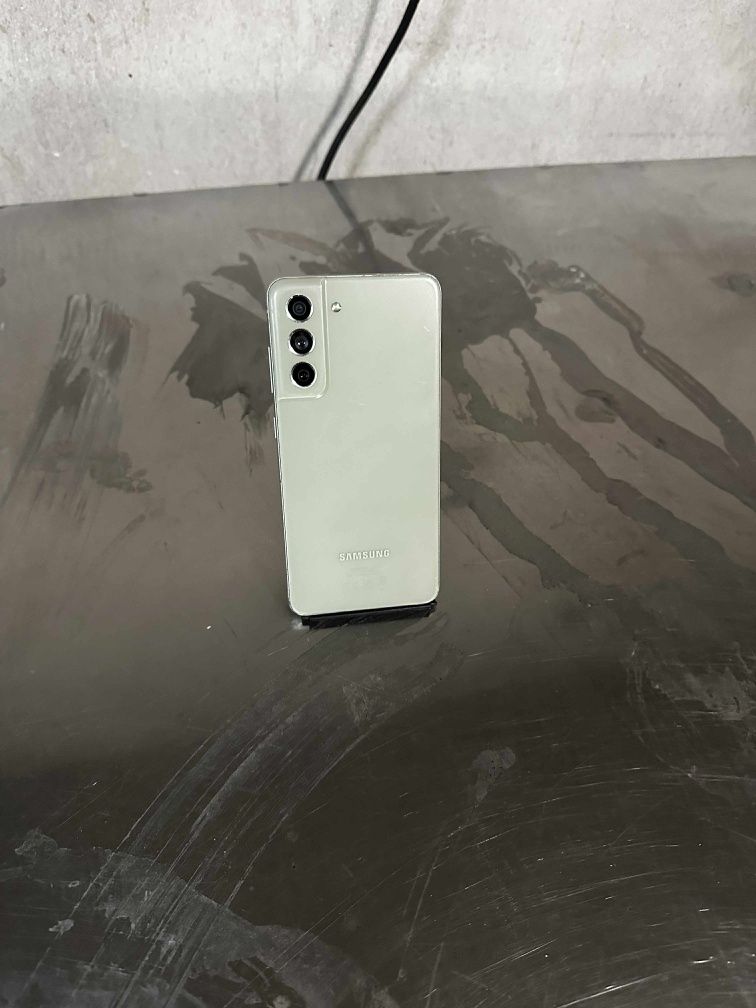 Samsung s21 запазен