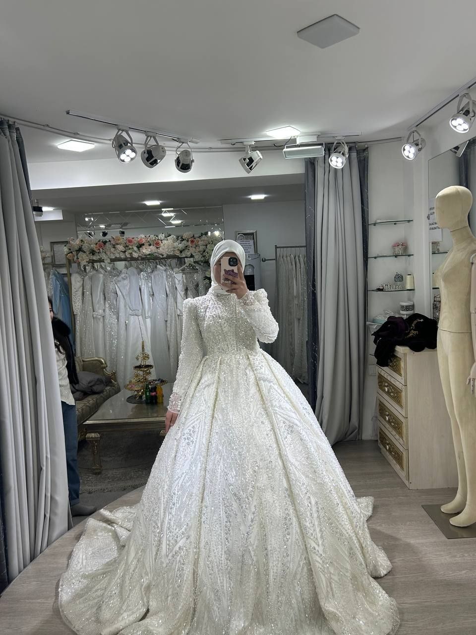 Kelin ko‘ylak sotiladi 2 marta kiyilgan holati yaxshi