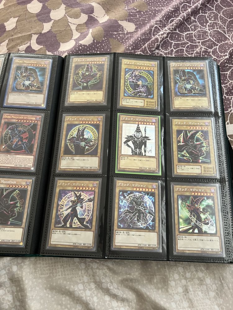 Продавам две папки Ю ги о - Yu-Gi-Oh карти