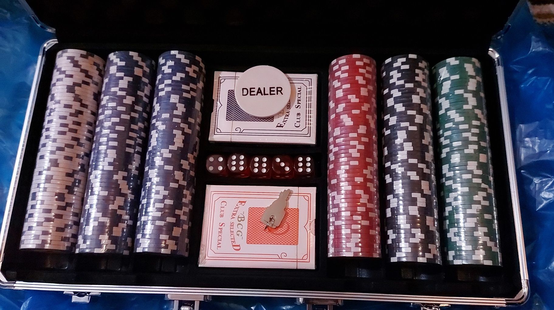 Профессиональный покерный набор на 300 фишек. Poker в кейсе + карты.