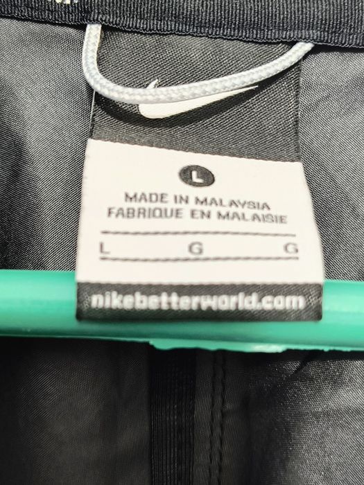 Geaca fiș marca Nike mărime L culoare neagra