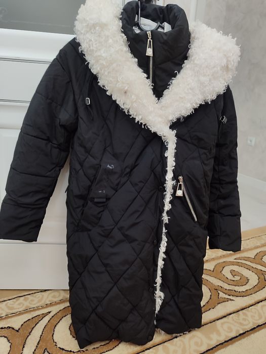 Продаётся Зимная куртка с капюшоном для девочек 9-14 лет..