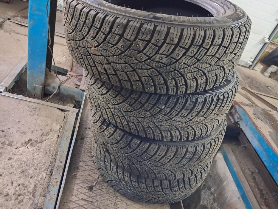 Продам зимние шипованные резины 4 штуки