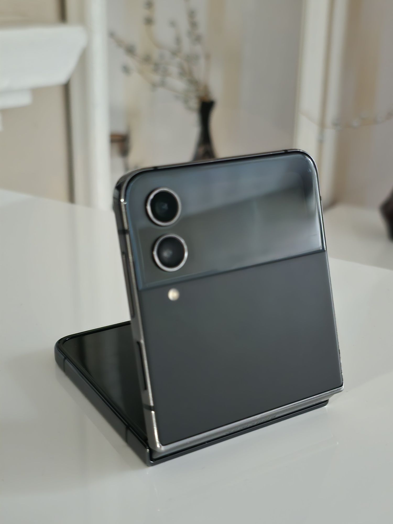 Продавам samsung flip 4 много запазена