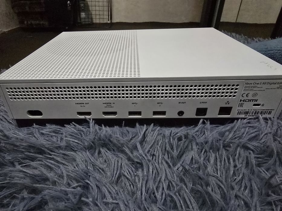 Продам игровую приставку Xbox one S