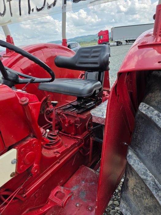 Vând tractor international 654