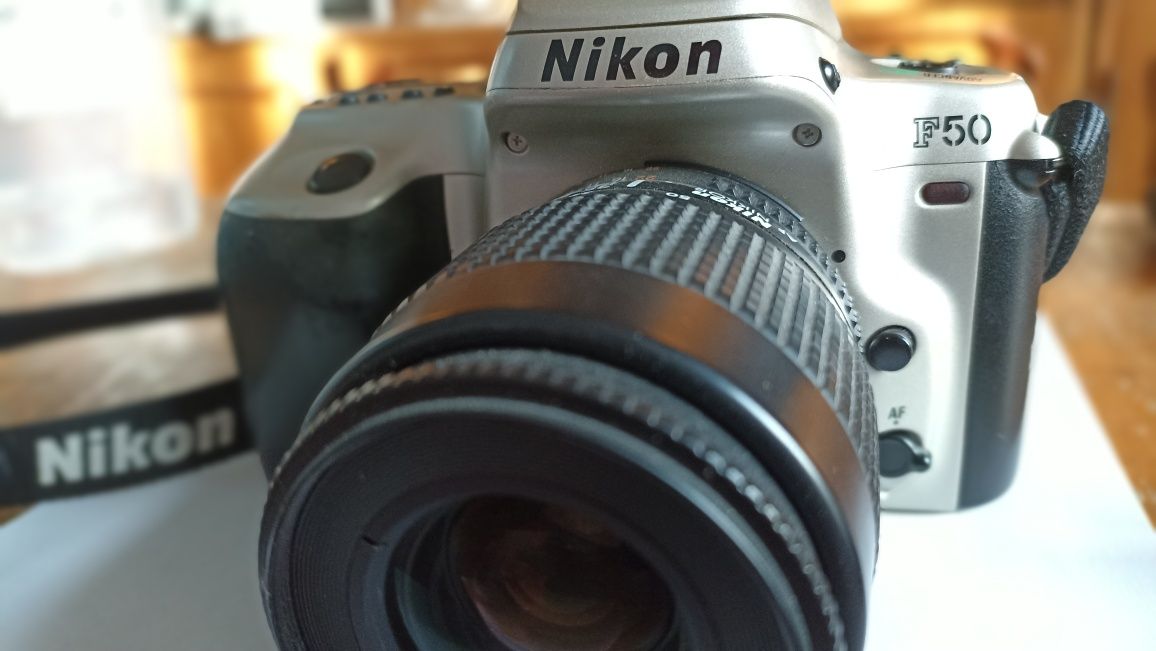 Aparat foto Nikon F50 pe film