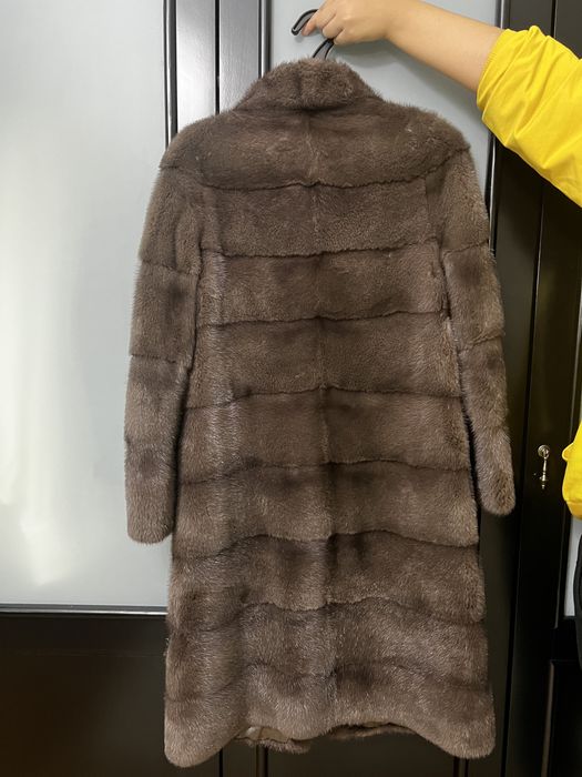 Шуба норковая , в отличном состоянии . Носила 1 сезон . Теплый.