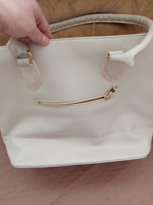 Продавам малко ползвани дамски чанти