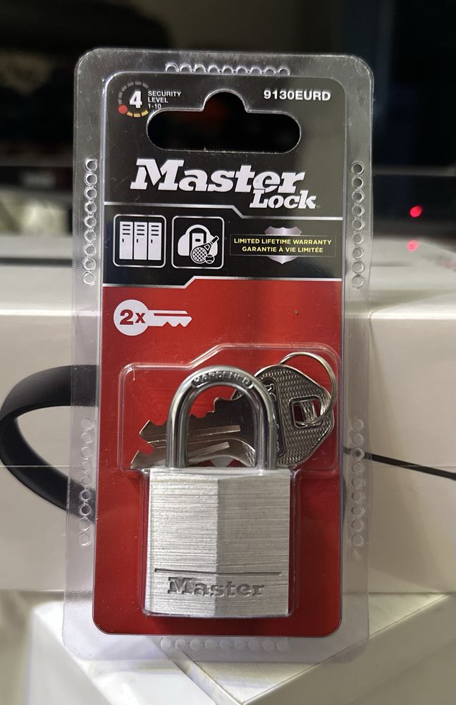 Lacăt metalic pentru magazie Master Lock — Nou, Sigilat