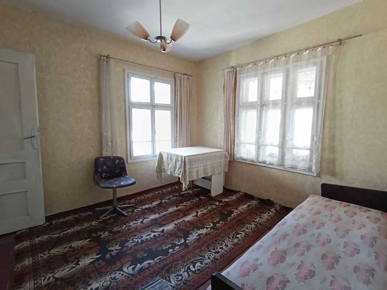 Двуетажна къща в село Върбица
