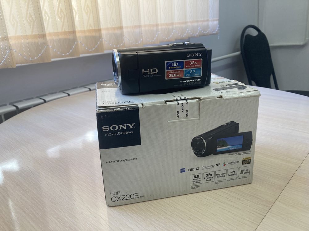 Видеокамера Sony HDR-CX220E