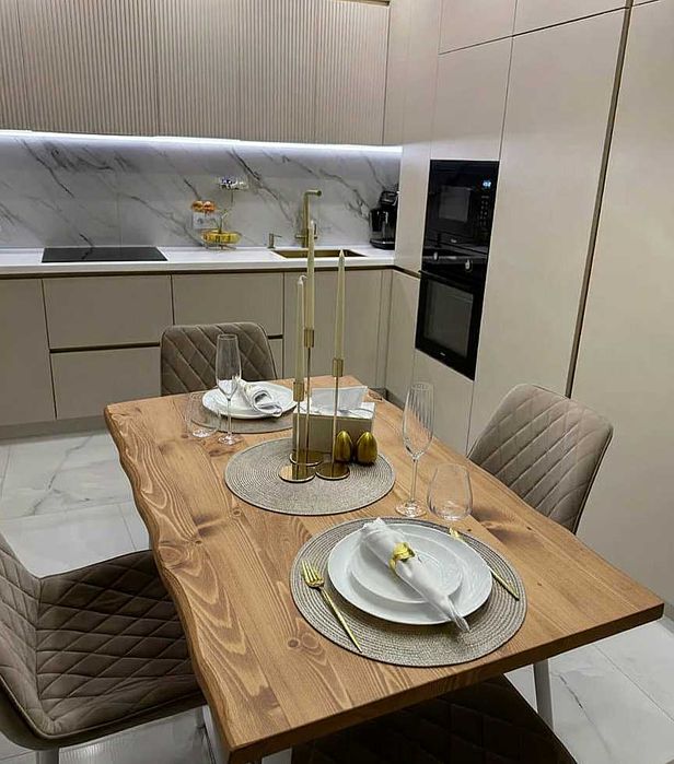 Трапезна маса с жив ръб